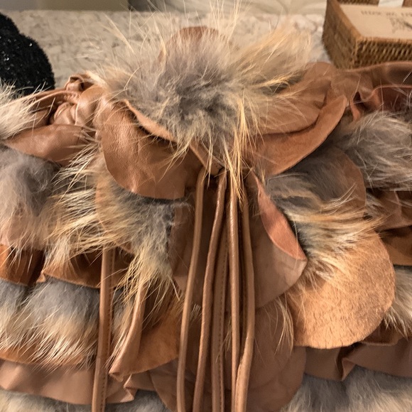 Incredible handbag by Elie Tahari that is light brown suede/leather w/fox fur. - Picture 3 of 4